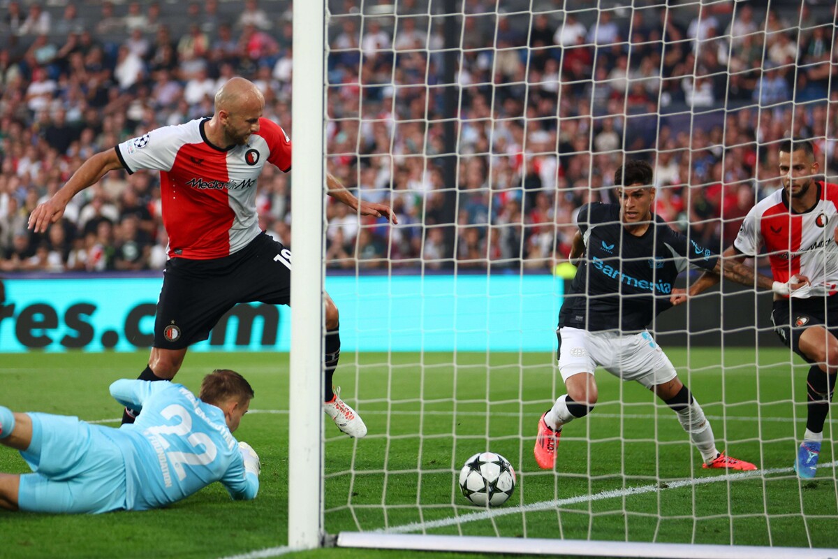 Фейеноорд терпит сокрушительное поражение в открытии Лиги чемпионов