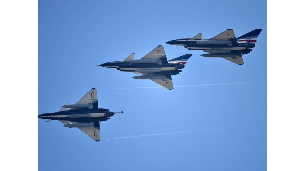 Голландская фрегат был донимаем китайскими истребителями в восточном Китайском море