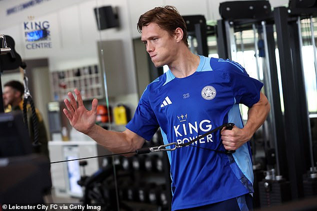 Coach Rod van Nistelrooy of Leicester City