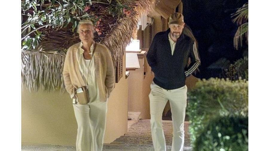 Голландский тренер Эрик тен Хаг празднует оставшийся в Манчестер Юнайтед