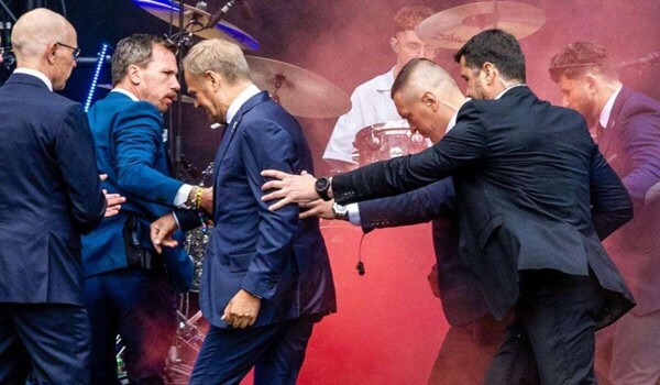 Smoke Bomb Thrown at Dutch and Polish Prime Ministers