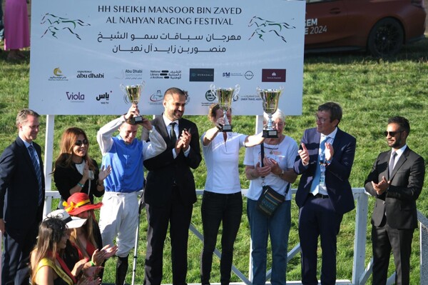 Нидерландская лошадь выигрывает чемпионские гонки