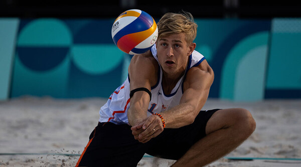 Контroversный возврат голландского волейболиста Стивена ван де Велда