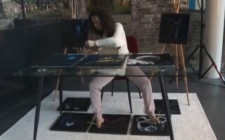 Голландская художница создает десять картин одновременно, используя ноги и руки