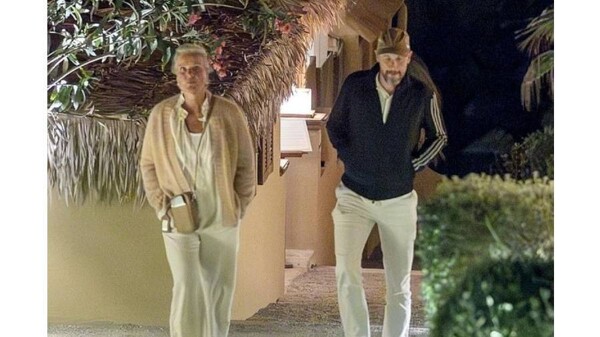 Голландский тренер Эрик тен Хаг празднует оставшийся в Манчестер Юнайтед